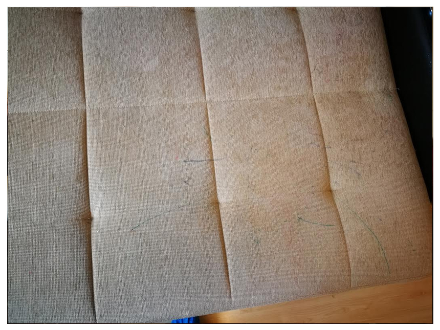 urme de marker pe canapea inainte de curatare